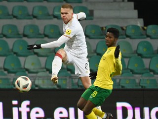 Jakub Grič (vľavo) a Benson Anang v zápase MŠK Žilina - FC Spartak Trnava.