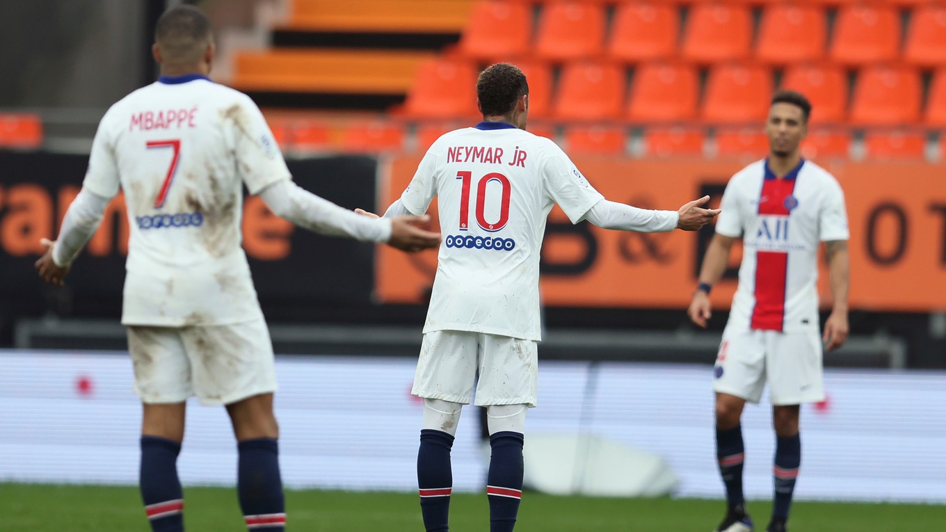 Neymar a Kylian Mbappé po prehre PSG v ligovom zápase.