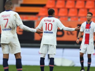 Neymar a Kylian Mbappé po prehre PSG v ligovom zápase.