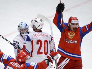 Ruský útočník Nikolaj Žerdev (vpravo) sa teší z gólu na MS v hokeji 2012.