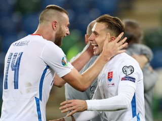 Milan Škriniar (vľavo) a Peter Pekarík sa radujú z postupu Slovenska na EURO 2020.