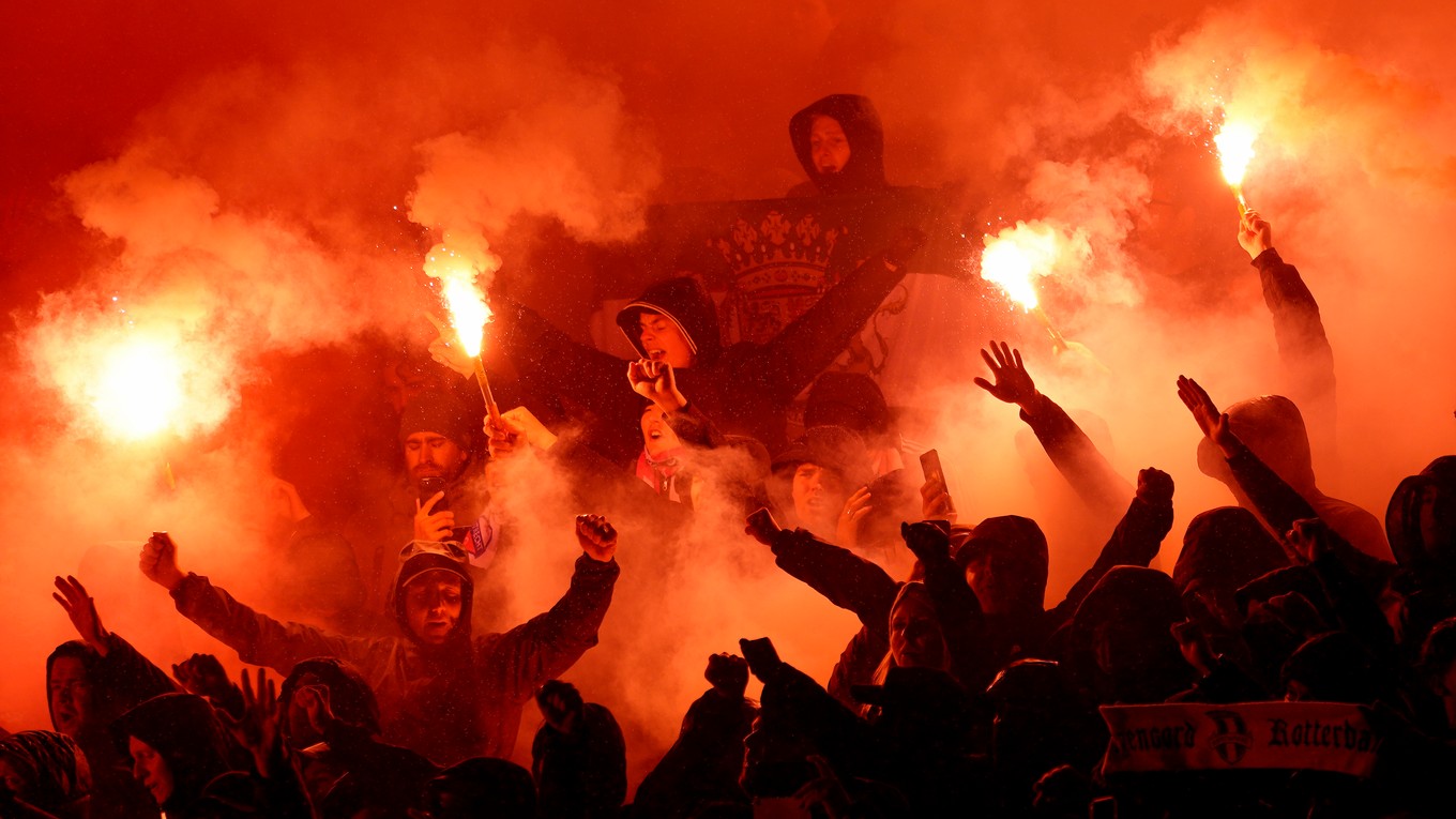 Fanúšikovia Feyenoordu Rotterdam počas zápasu v Berlíne