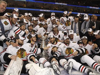 Hokejisti Chicago Blackhawks sa tešia zo zisku Stanleyho pohára v roku 2010.