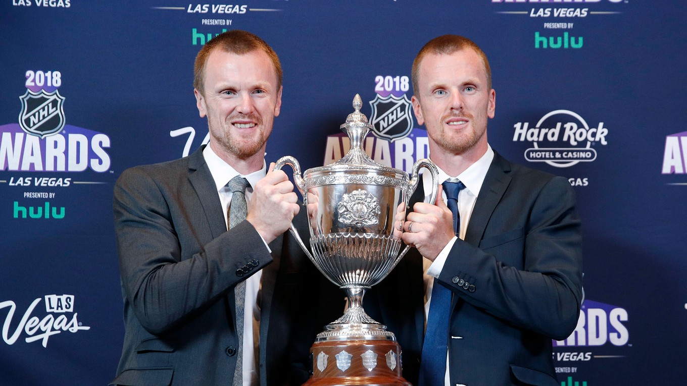 Bratia Sedinovci s King Clancy Memorial Trophy, ktorú spolu vyhrali. 