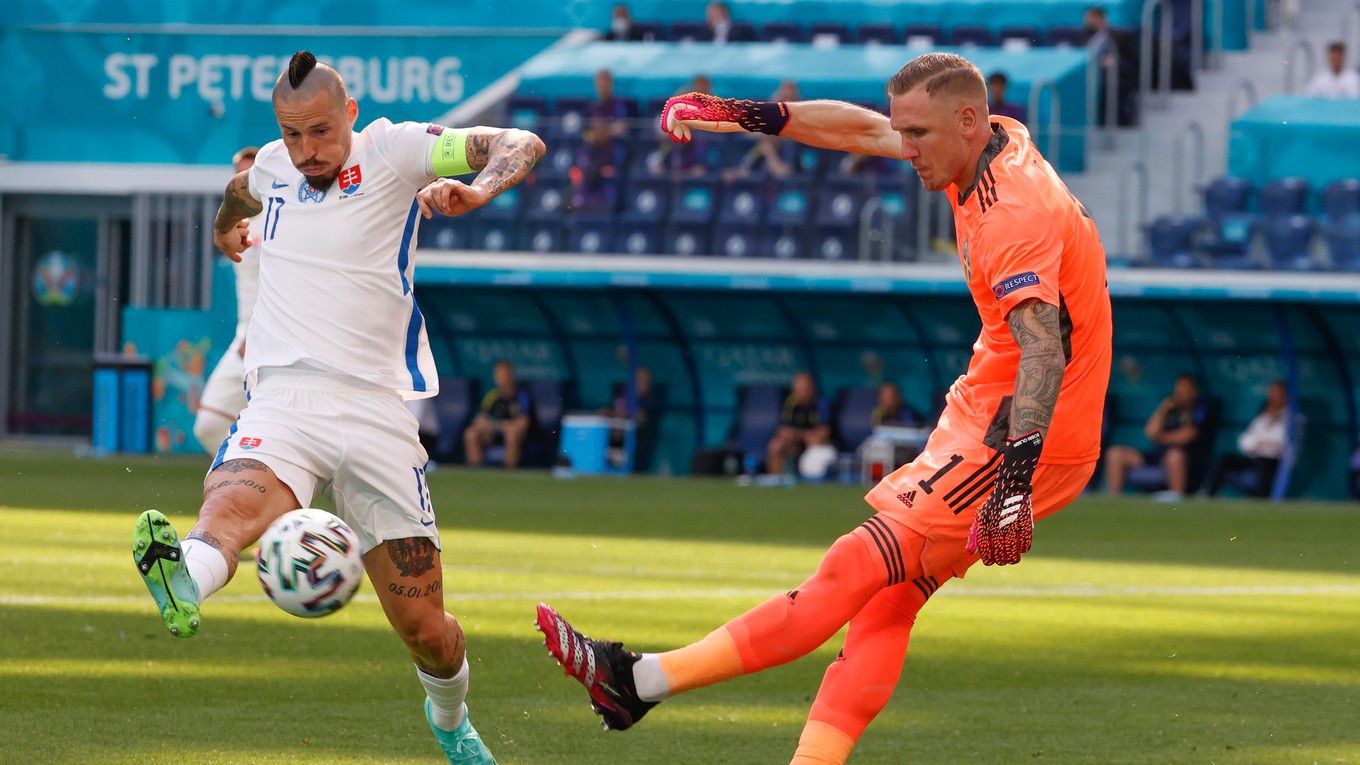 Marek Hamšík atakuje brankára Robina Olsena v zápase Slovensko - Švédsko na EURO 2020.