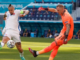 Marek Hamšík atakuje brankára Robina Olsena v zápase Slovensko - Švédsko na EURO 2020.