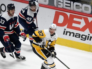 Zľava Zdeno Chára, Tom Wilson a Sidney Crosby v zápase Washington Capitals - Pittsburgh Penguins.