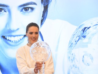 Petra Vlhová s veľkým glóbusom.