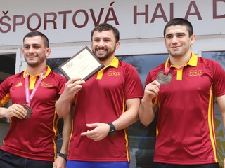 Slovenskí zápasníci zľava Tajmuraz Salkazanov, Boris Makojev a Achsarbek Gulajev.
