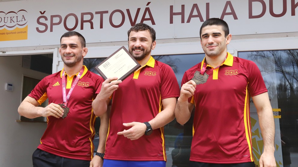 Slovenskí zápasníci zľava Tajmuraz Salkazanov, Boris Makojev a Achsarbek Gulajev.