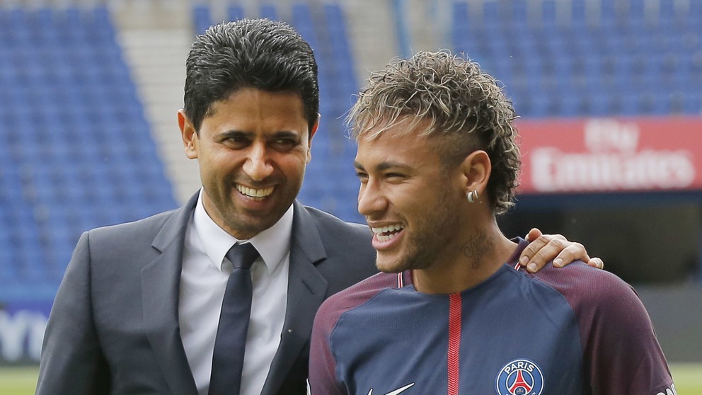 Na snímke vpravo Neymar, vľavo prezident klubu Paris Saint-Germain (PSG) Nasser Al-Khelaifi na štadióne PSG v Paríži 4. augusta 2017.