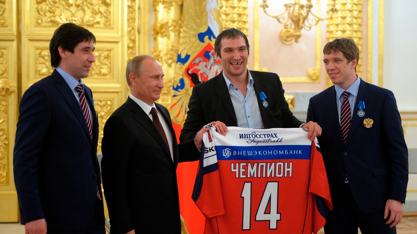 Danis Zaripov (vľavo), vedľa neho ruský prezident Vladimir Putin a hokejisti Alexander Ovečkin a Nikolaj Kuľomin.