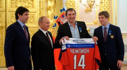 Danis Zaripov (vľavo), vedľa neho ruský prezident Vladimir Putin a hokejisti Alexander Ovečkin a Nikolaj Kuľomin.