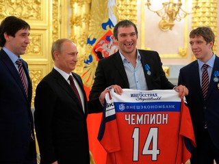Danis Zaripov (vľavo), vedľa neho ruský prezident Vladimir Putin a hokejisti Alexander Ovečkin a Nikolaj Kuľomin.