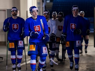 Slovenskí hokejisti počas tréningu na MS v hokeji 2022.