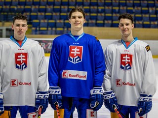 Zľava Šimon Nemec, Juraj Slafkovský a Samuel Kňažko počas tréningu slovenskej hokejovej reprezentácie.