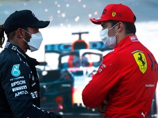 Lewis Hamilton a Charles Leclerc počas Veľkej ceny Azerbajdžanu 2021.