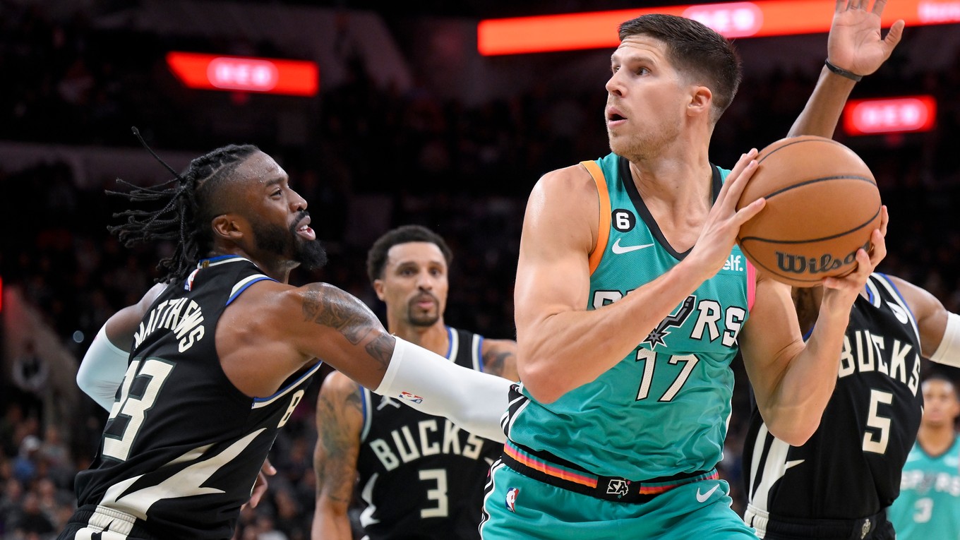 Momentka zo zápasu San Antonio - Milwaukee.