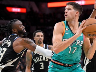 Momentka zo zápasu San Antonio - Milwaukee.