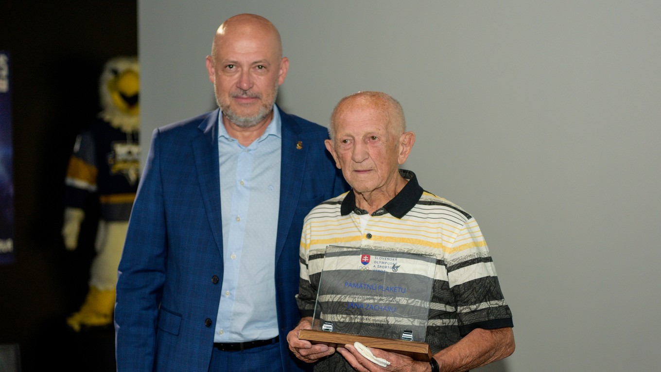 Olympijský víťaz v boxe z roku 1952 Ján Zachara a predseda SOŠV Anton Siekel. 