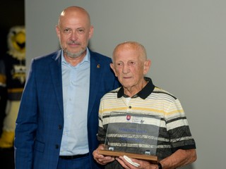 Olympijský víťaz v boxe z roku 1952 Ján Zachara a predseda SOŠV Anton Siekel. 