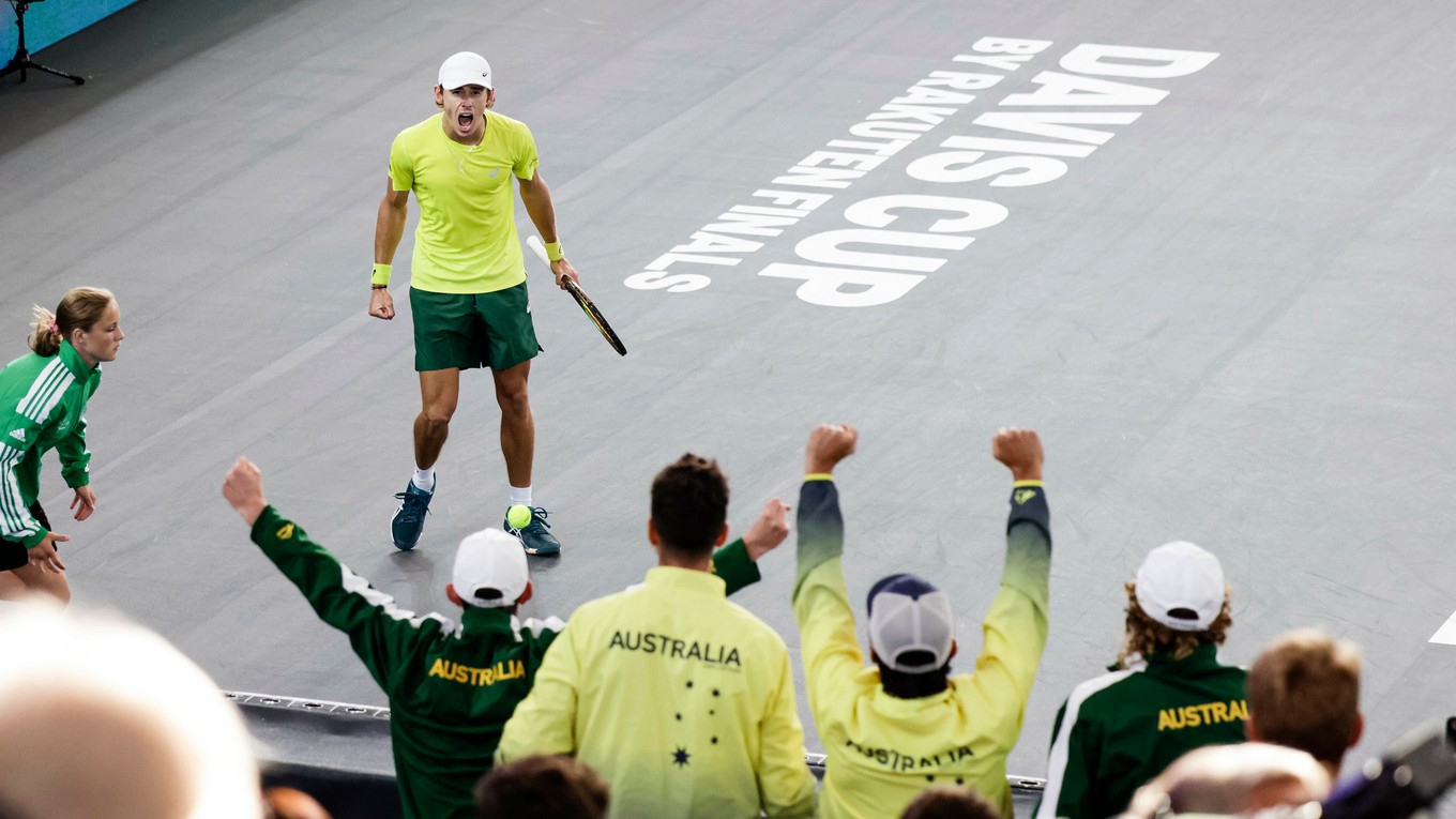 Na snímke v pozadí austrálsky tenista Alex de Minaur reaguje počas zápasu proti Francúzovi Benjaminovi Bonzimu v zápase C-skupiny finále skupinovej fázy Davisovho pohára Francúzsko - Austrália v nemeckom Hamburgu