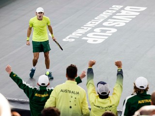 Na snímke v pozadí austrálsky tenista Alex de Minaur reaguje počas zápasu proti Francúzovi Benjaminovi Bonzimu v zápase C-skupiny finále skupinovej fázy Davisovho pohára Francúzsko - Austrália v nemeckom Hamburgu