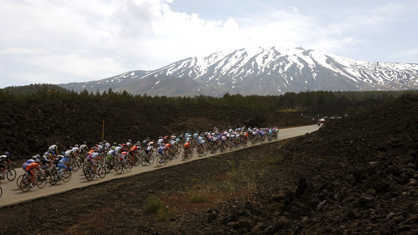 Cyklisti smerujú k sopke Etna na Giro d'Italia 2011.