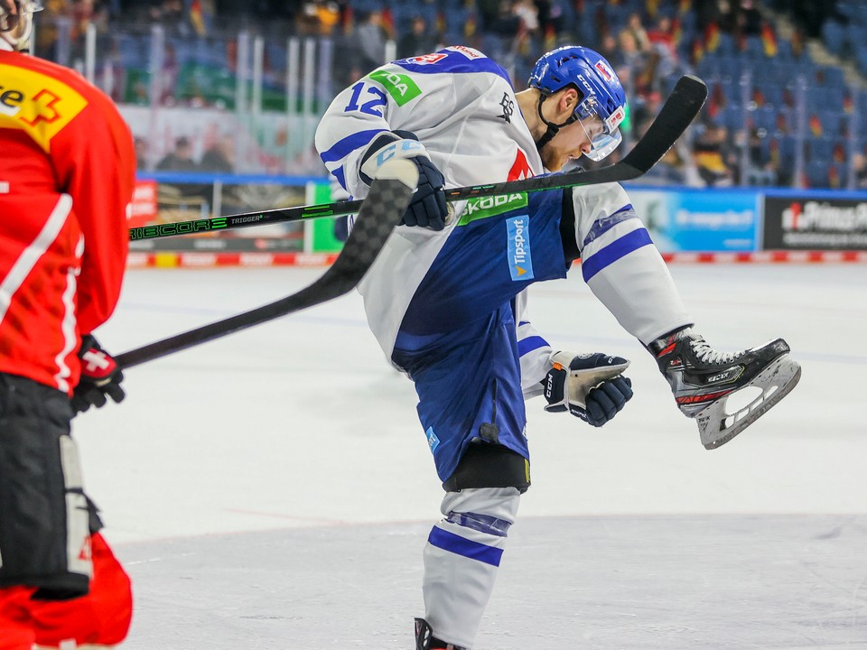 Dávid Gríger sa teší po strelenom góle v zápase Slovensko - Švajčiarsko na turnaji Nemecký pohár 2021.