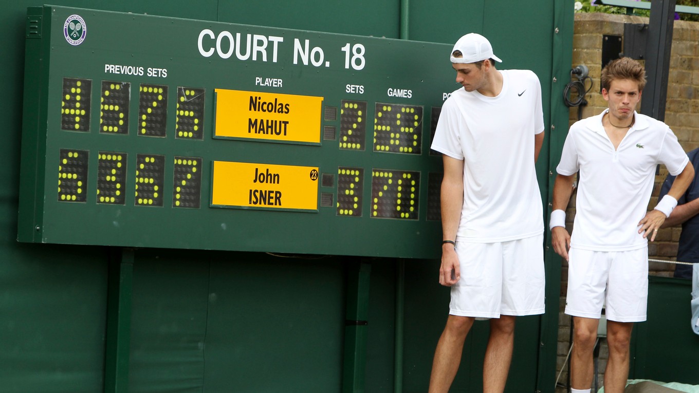 John Isner (vľavo) a Nicolas Mahut odohrali na Wimbledone 2010 najdlhší zápas histórie.
