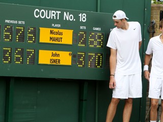 John Isner (vľavo) a Nicolas Mahut odohrali na Wimbledone 2010 najdlhší zápas histórie.