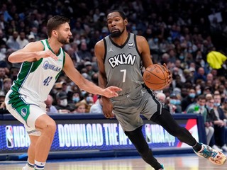 Maxi Kleber a Kevin Durant.