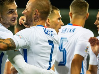 Slovenskí futbalisti sa tešia z gólu v zápase Azerbajdžan - Slovensko v Lige národov.
