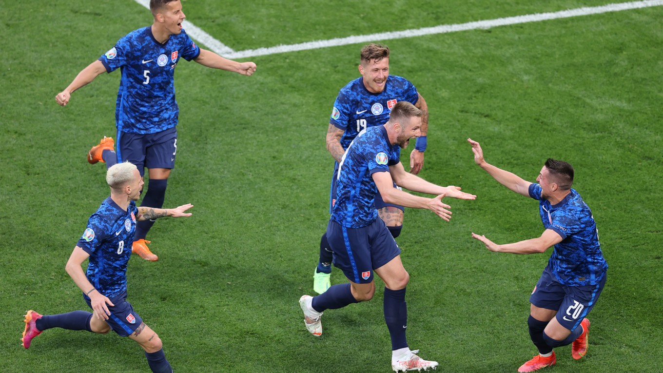 Milan Škriniar sa teší so svojimi spoluhráčmi z gólu do siete Poľska na EURO 2020.