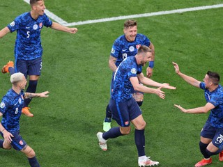 Milan Škriniar sa teší so svojimi spoluhráčmi z gólu do siete Poľska na EURO 2020.