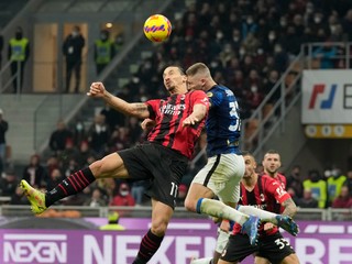 Milan Škriniar v súboji so Zlatanom Ibrahimovičom. 