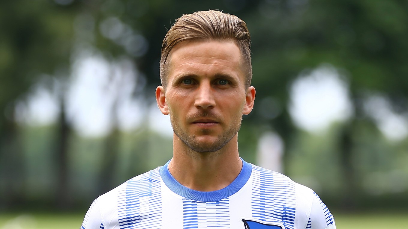 Peter Pekarík v archvínom zábere v drese Herthy Berlín.