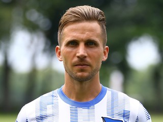 Peter Pekarík v archvínom zábere v drese Herthy Berlín.