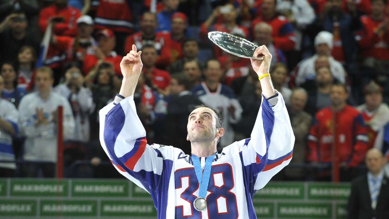 Po zisku striebornej medaily na MS 2012 poslal pozdrav do neba zosnulému Pavlovi Demitrovi.