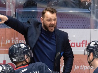 Tréner Andrej Podkonický na lavičke HC Slovan Bratislava.