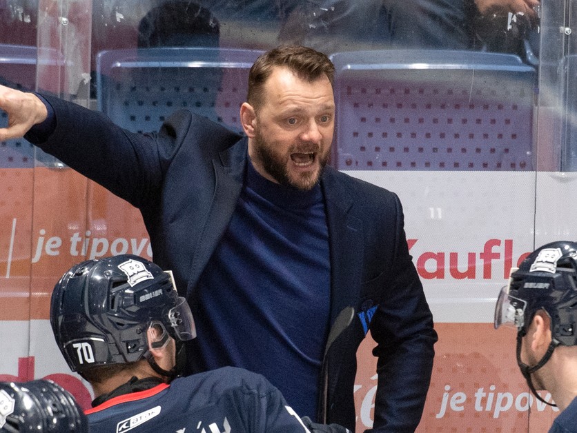 Tréner Andrej Podkonický na lavičke HC Slovan Bratislava.