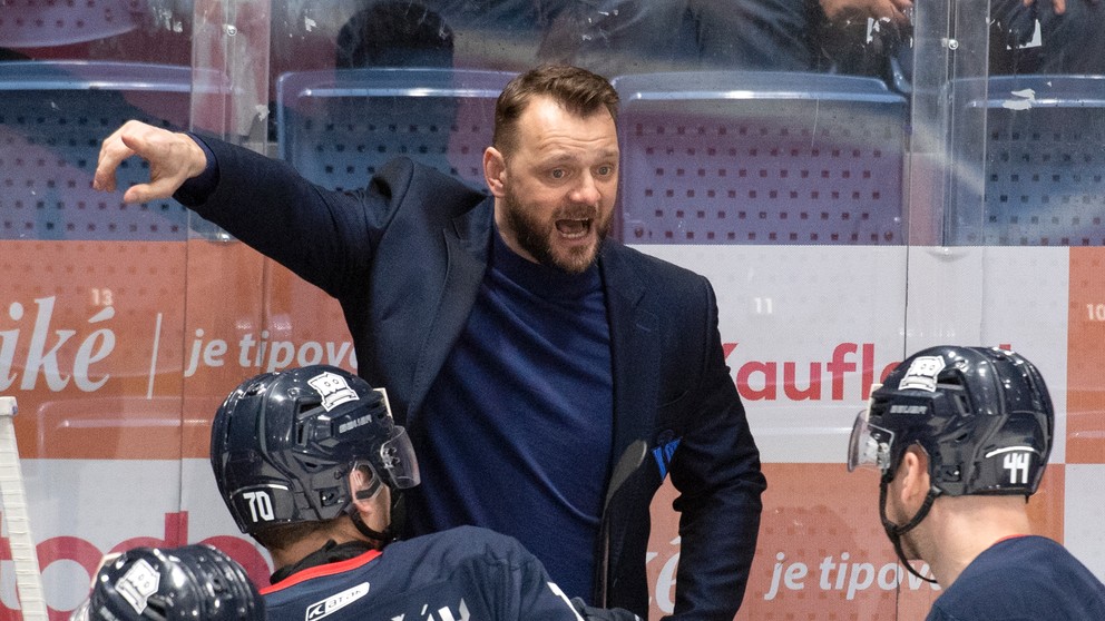 Tréner Andrej Podkonický na lavičke HC Slovan Bratislava.