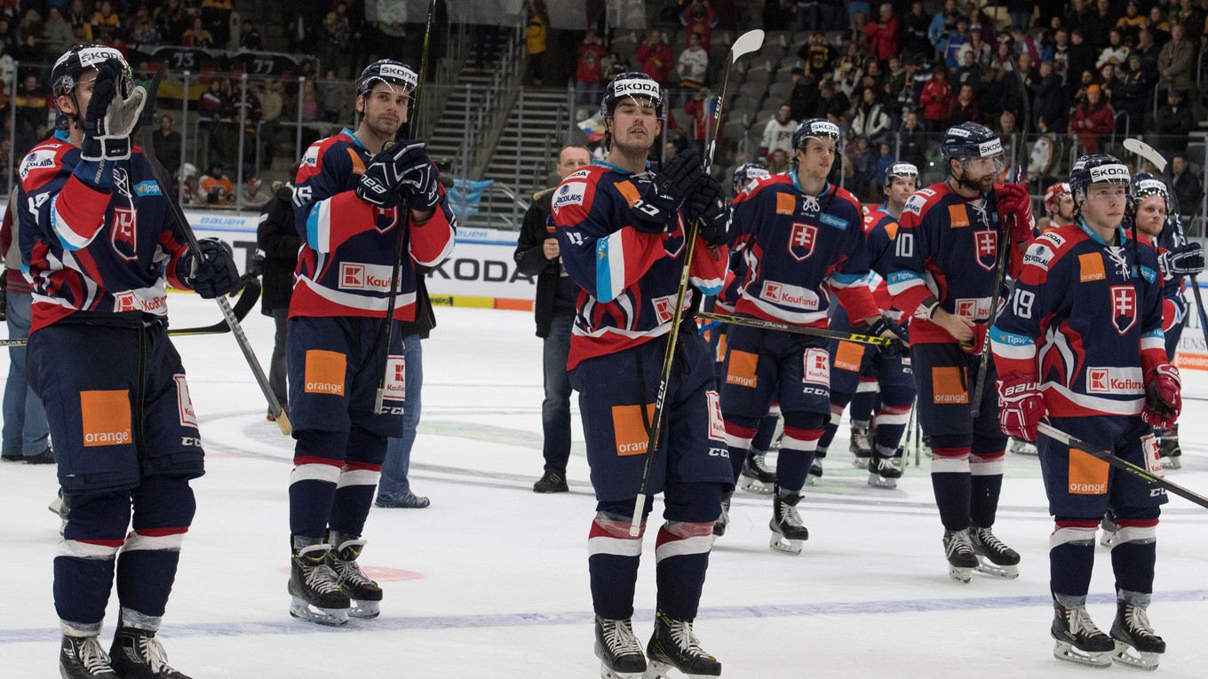 Slovenskí hokejisti ďakujú divákom po stretnutí Slovensko - Rusko na Nemeckom pohári.