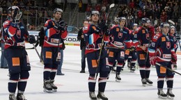 Slovenskí hokejisti ďakujú divákom po stretnutí Slovensko - Rusko na Nemeckom pohári.