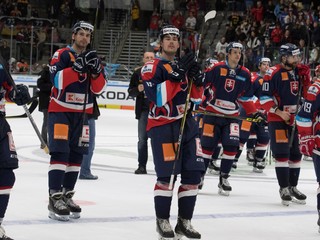 Slovenskí hokejisti ďakujú divákom po stretnutí Slovensko - Rusko na Nemeckom pohári.