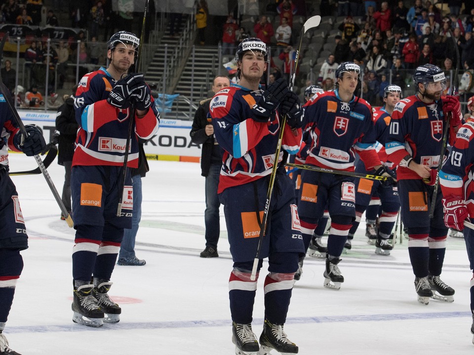 Slovenskí hokejisti ďakujú divákom po stretnutí Slovensko - Rusko na Nemeckom pohári.