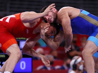 Boris Makojev (vľavo) v súboji s Rusom Najfonovom prehral na body.