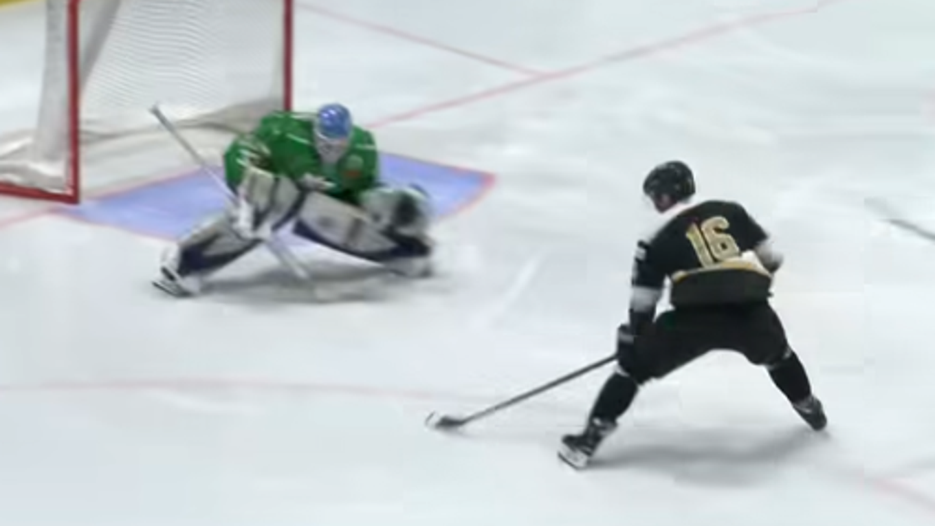 Dávid strieľa gól v zápase HC Nové Zámky - TEBS Bratislava