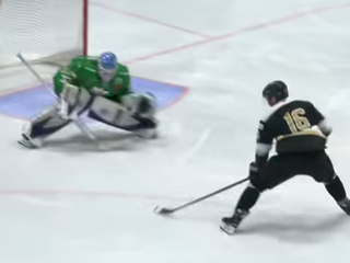 Dávid strieľa gól v zápase HC Nové Zámky - TEBS Bratislava