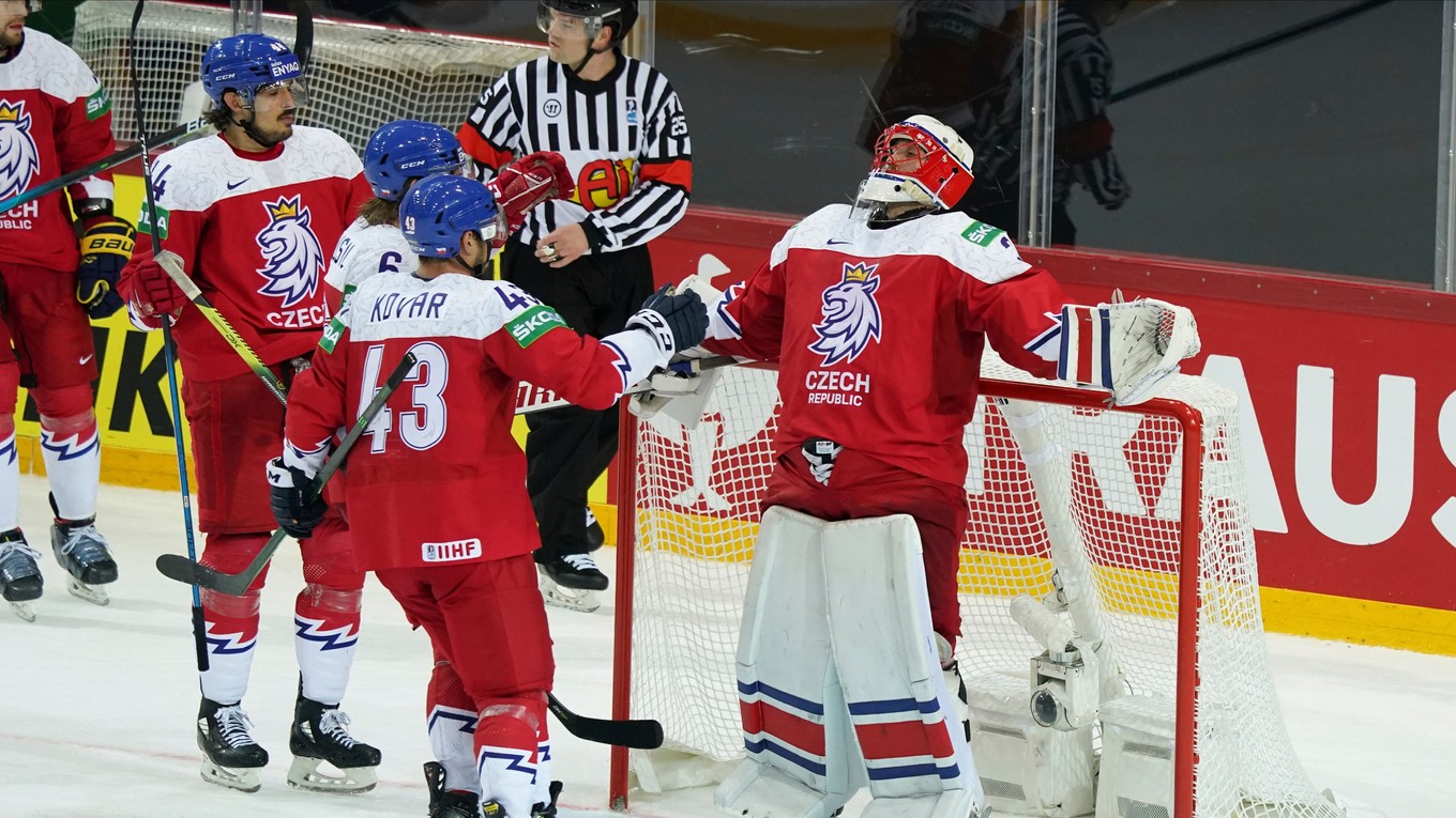 Českí hokejisti sa tešia po triumfe v zápase Švédsko - Česko na MS v hokeji 2021.